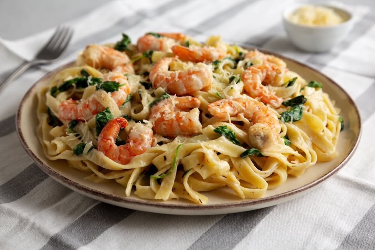 Fettuccine com camarão e ora-pro-nóbis (Imagem: Liudmyla Chuhunova | Shutterstock)