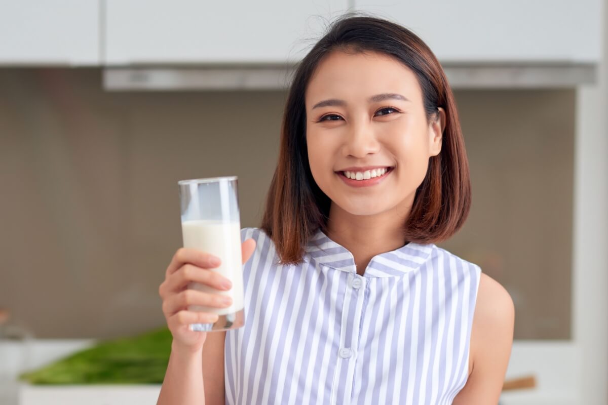 Há uma grande variedade de tipos de leite e diferentes formas de incluir a bebida na dieta (Imagem: Makistock | Shutterstock)