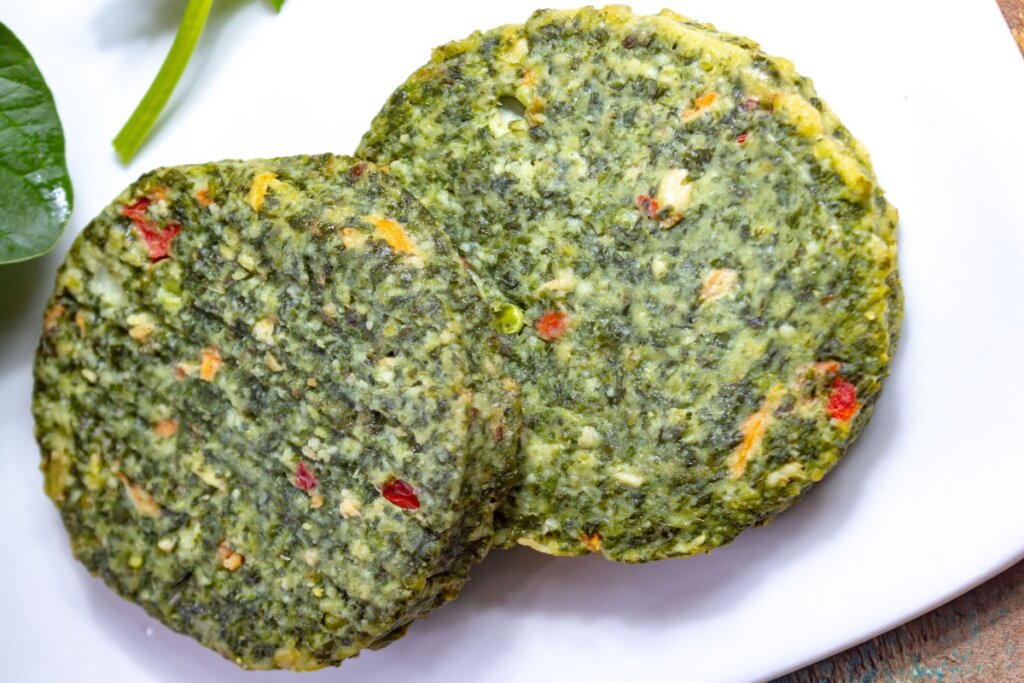 Hambúrguer de ora-pro-nóbis (Imagem: barmalini | Shutterstock)