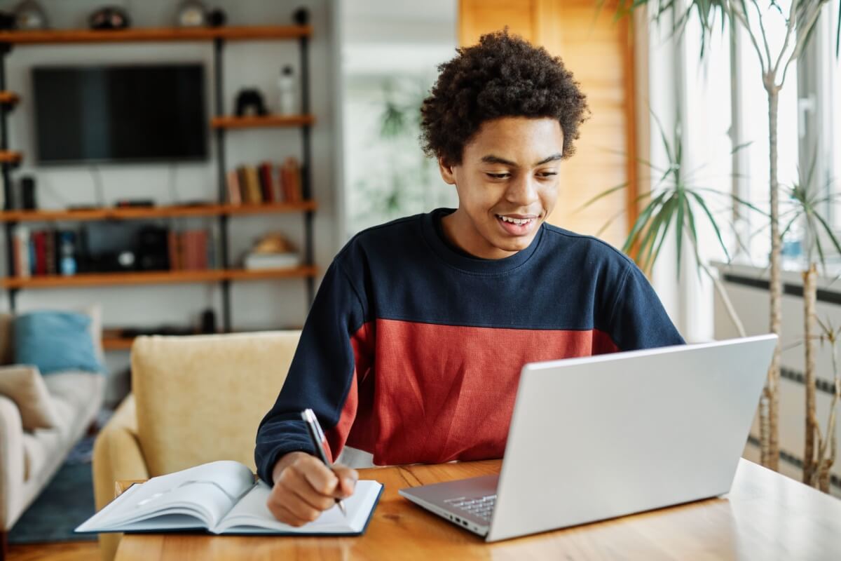 Na reta final de preparação para avaliação, é essencial estruturar uma rotina de estudos estratégica (Imagem: pics five | Shutterstock)