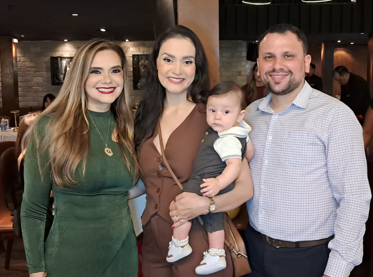 Nazaré Mello com a filha, Alessandra Mello Pastana, o genro, Ícaro Pastana, e o neto, Tadeu
