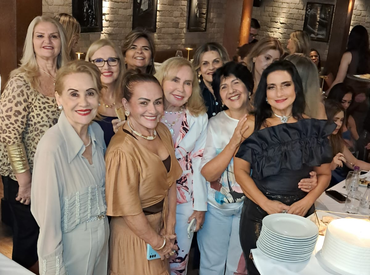Nazaré rodeada por suas amigas 