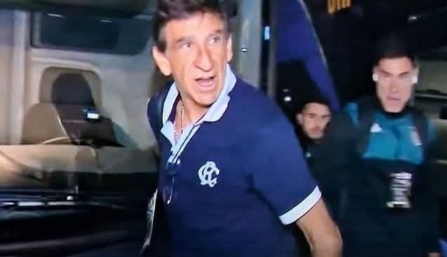 Imagem - Treinador do Racing chama atenção usando 'camisa do Remo' na Libertadores