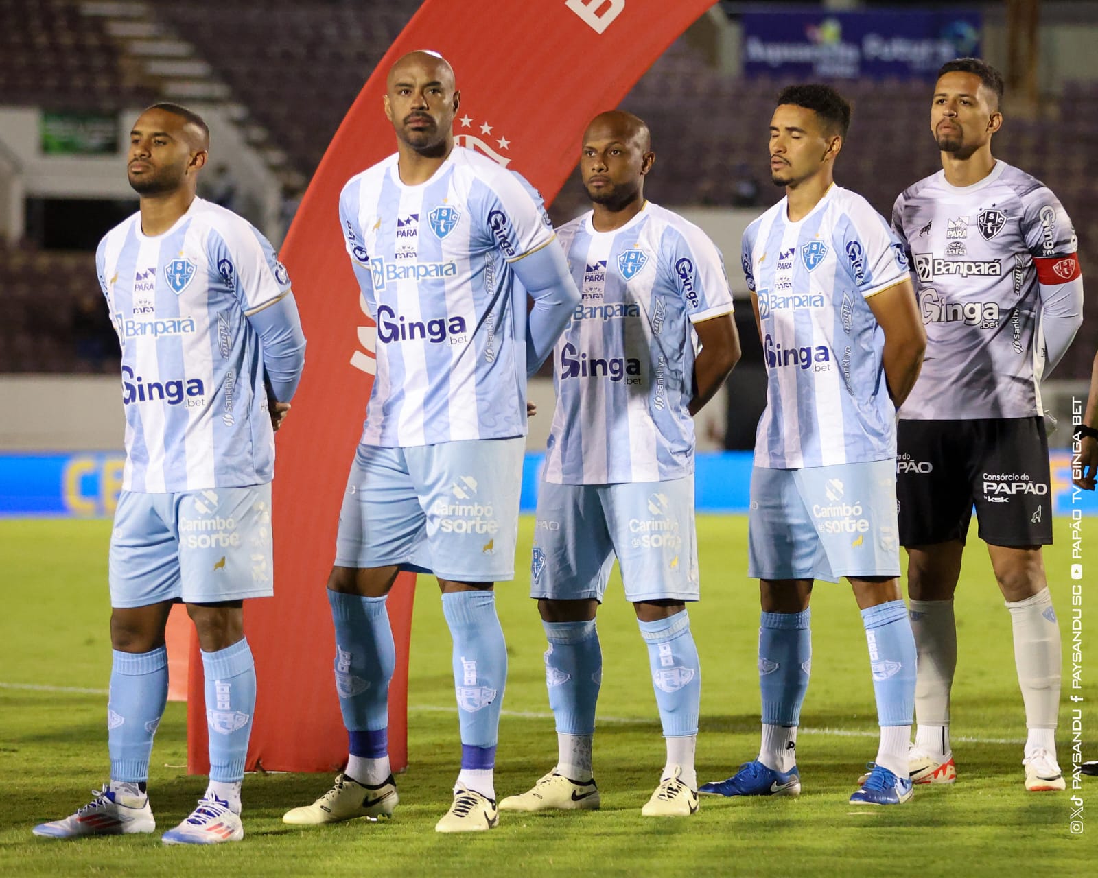 Time do Paysandu perfilado antes de jogo contra a Ferroviária -