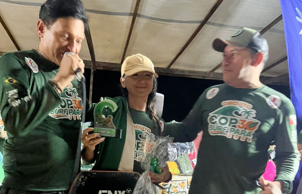 Xandinha recebendo sua premiação -