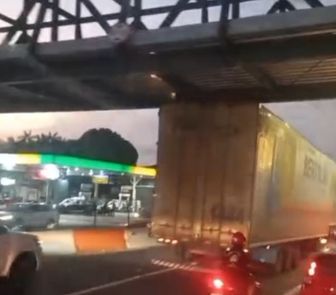 Imagem - Carreta fica presa em passarela na Júlio César, em Belém