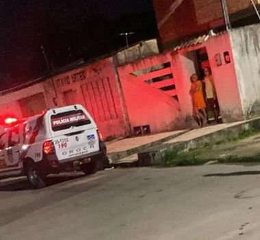 Imagem - Criminosos trancam pai no banheiro enquanto executam filhos na casa em Maceió