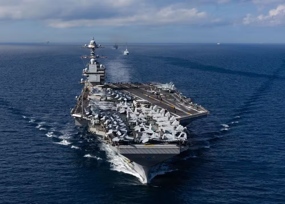 A decisão ocorre em meio a uma escalada de tensões entre Washington e Caracas, que já inclui bombardeios a barcos venezuelanos e ameaças de possíveis operações terrestres americanas.