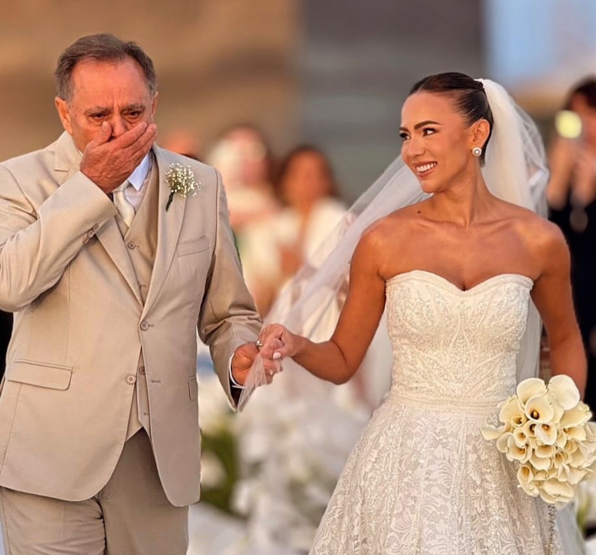 A noiva, Marina Macedo, sendo conduzida pelo pai, Manoel Macedo 