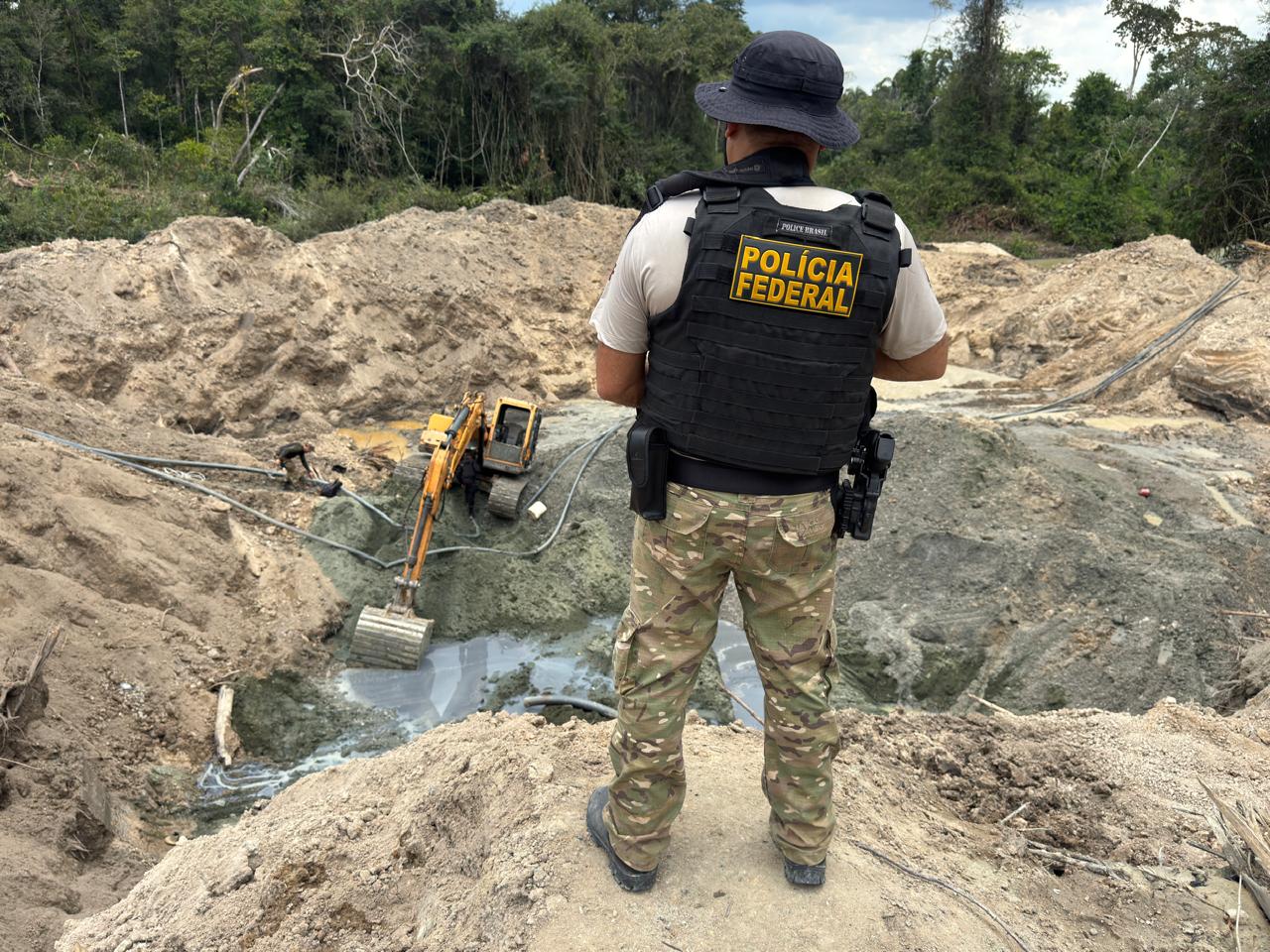 A Polícia Federal deflagrou a Operação Olho do Céu, visando desarticular atividades de garimpo ilegal.