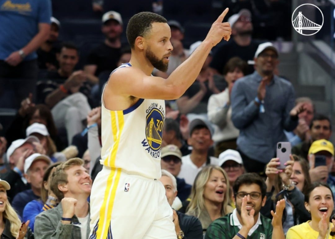 Curry comandou a reação dos donos da casa - 