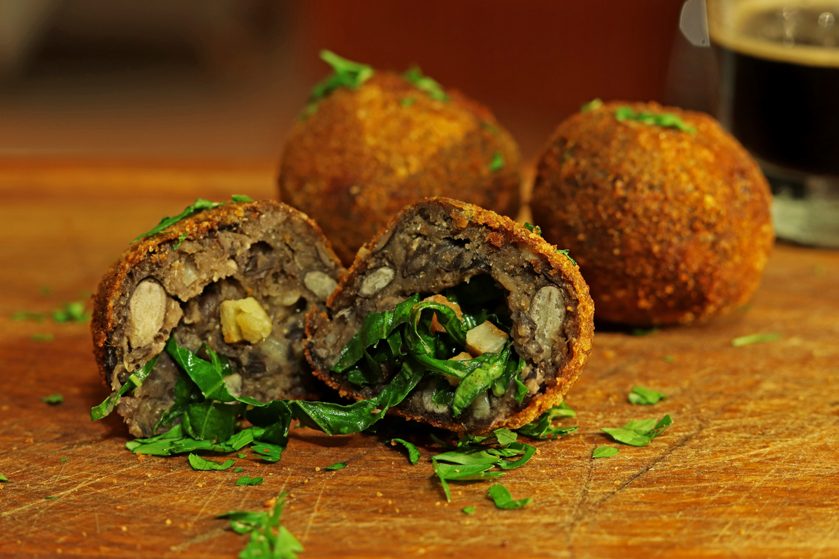 Bolinho de feijoada (Imagem: Bernardo Couto | Shutterstock)