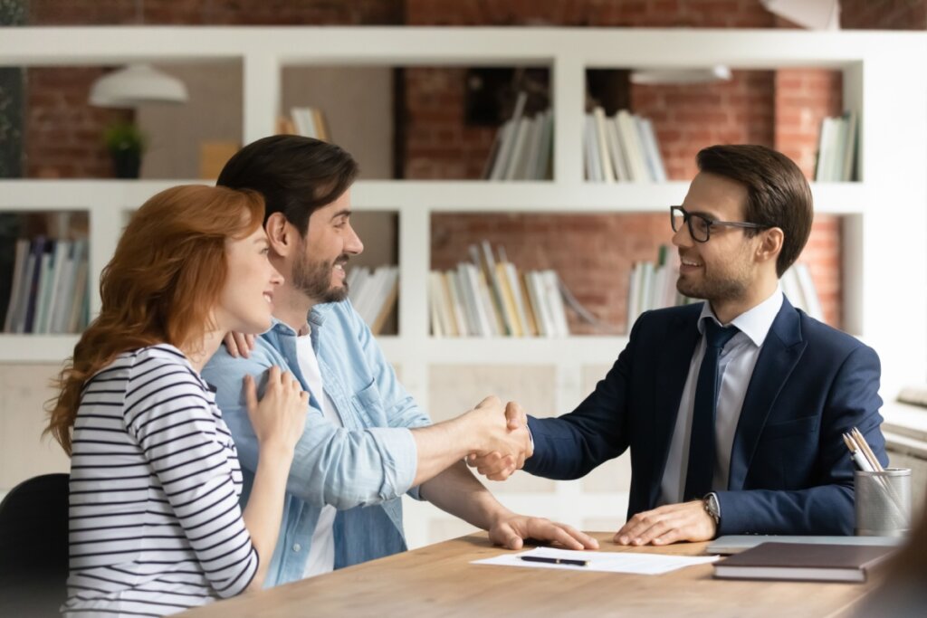 Renegociar com os credores visando obter condições de pagamento mais favoráveis é uma boa alternativa para controlar as dívidas (Imagem: fizkes | Shutterstock)