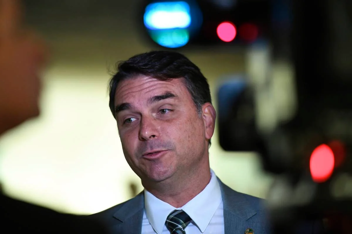 (Flávio Bolsonaro, sanador da República) 