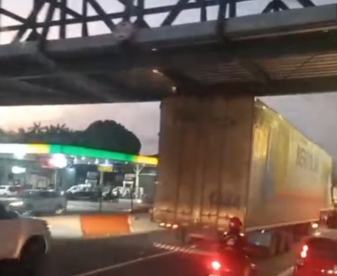 Imagem - Carreta fica presa em passarela na Júlio César, em Belém