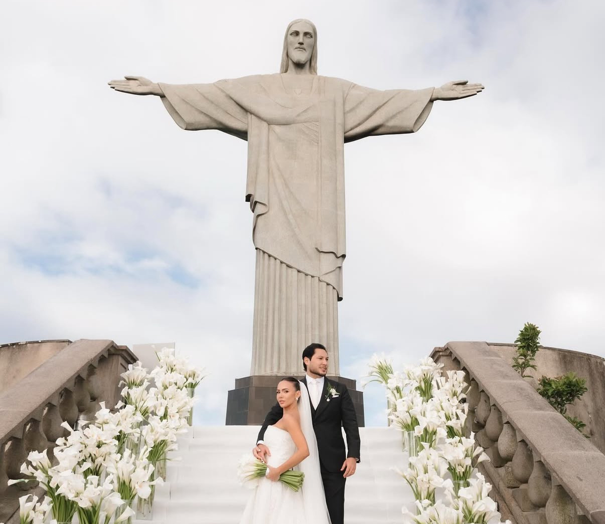 Os noivos, Marina Macedo e Watanabe Filho, aos pés do Cristo Redentor