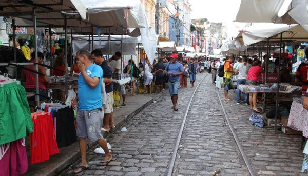 Veja o que vai abrir ou fechar durante o feriado do Recírio e Dia do Comerciário