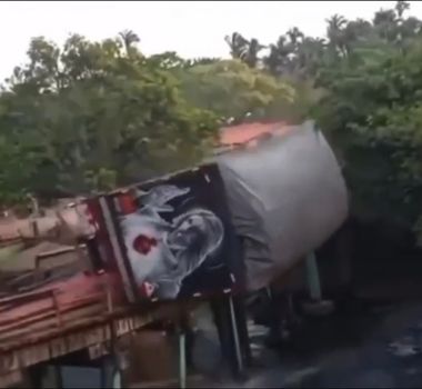 Imagem - Video: caminhão cai após ponte desabar