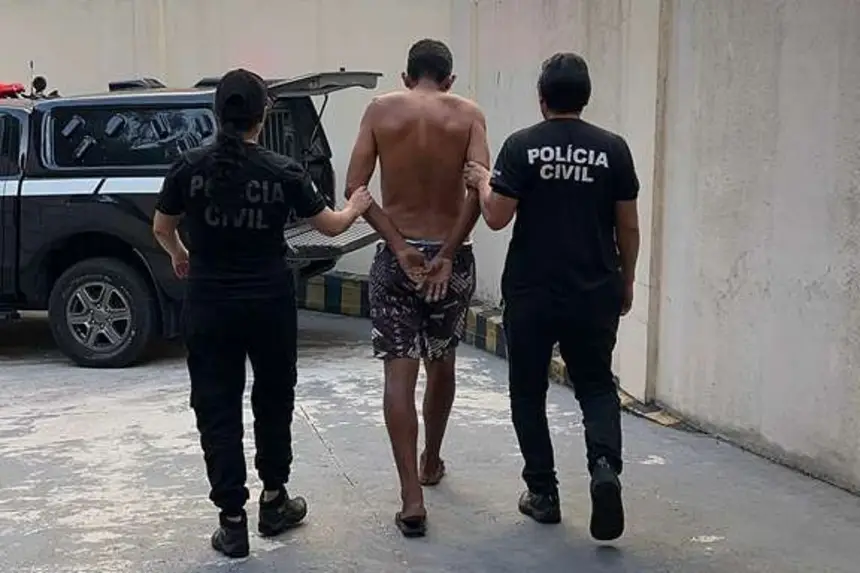Durante as buscas na casa do homem, os policiais apreenderam dois aparelhos celulares utilizados por ele, que continham vasto material audiovisual de pornografia infantojuvenil.