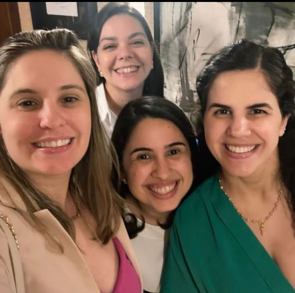 Encontro feliz da cirurgiã plástica Cynthia Rocha com as amigas Vânia Gato, Paula Silva e Thayse Pavan. Aliás, a médica começou a atuar na Angatu Clinical de Belém.