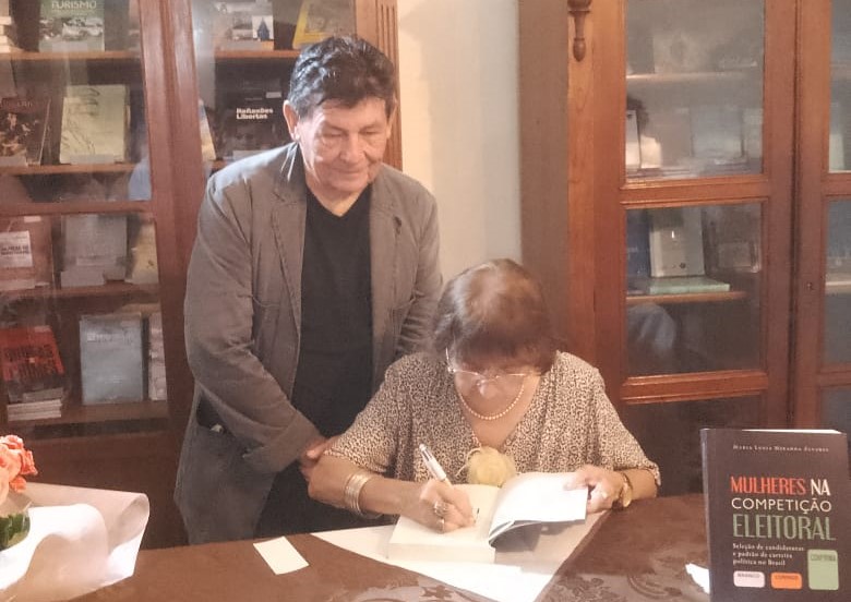 Luzia Miranda Álvares autografa livro sobre protagonismo das mulheres