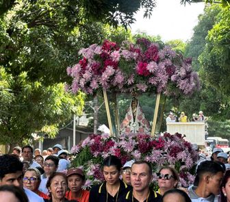 Imagem - Fiéis prestam homenagem a padroeira na Procissão da Festa