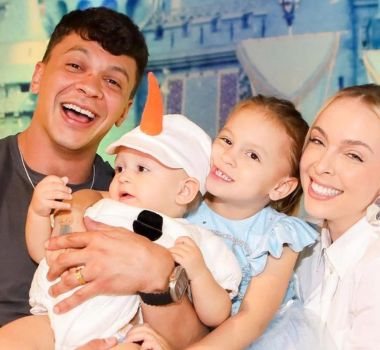 Imagem - Após separação, Cocielo e Tata Estaniecki reaparecem juntos em festa de Halloween com os filhos