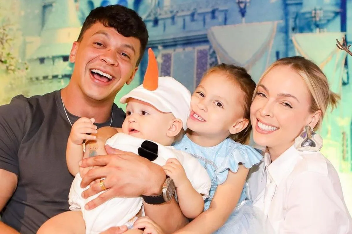 Após separação, Cocielo e Tata Estaniecki reaparecem juntos em festa de Halloween com os filhos