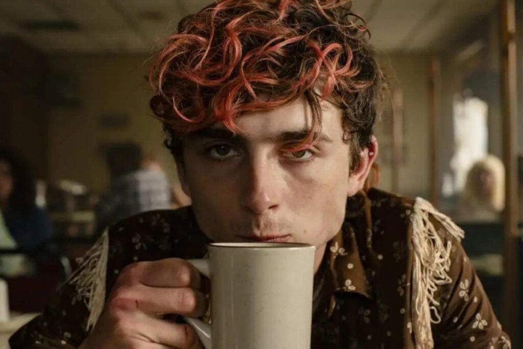 O penteado de Lee é uma alternativa fácil e divertida para cabelos curtos (Imagem: Reprodução digital | Warner Bros. Pictures, Vision Distribution e Metro-Goldwyn-Mayer)