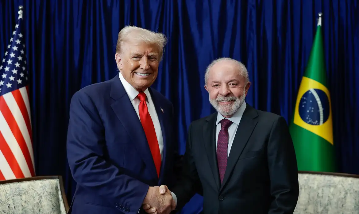 (Lula e Trump durante encontro para tratar sobre as tarifas impostas ao Brasil. As negociações ocorreram na Malásia)
