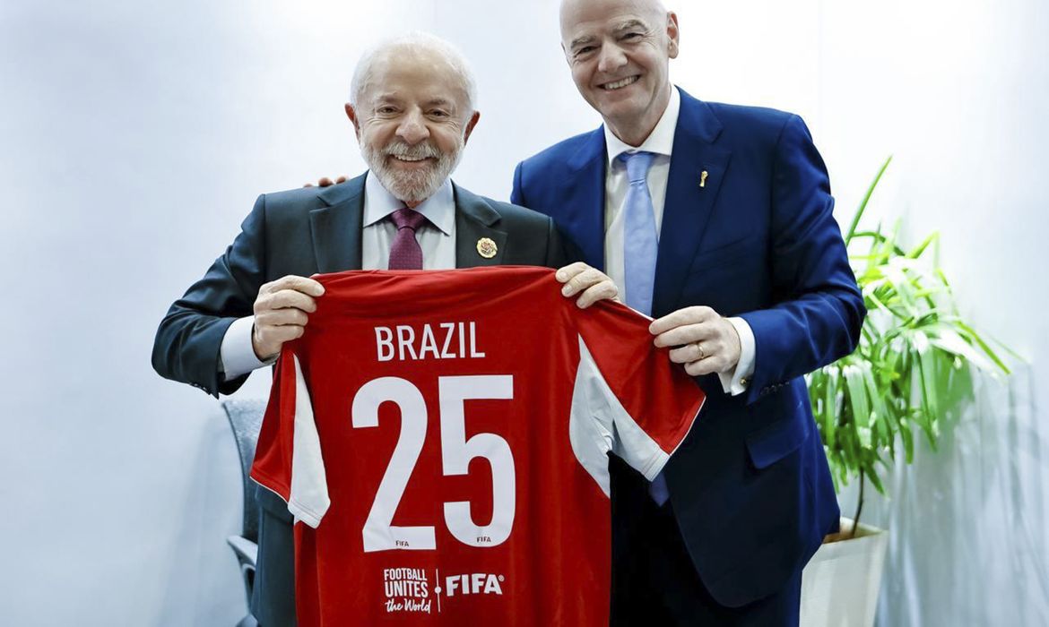 (Presidente Luiz Inácio Lula da Silva e presidente da Fifa, Gianni Infantino)