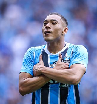 Imagem - Carlos Vinicius faz três e Grêmio vence o Juventude pelo Brasileirão