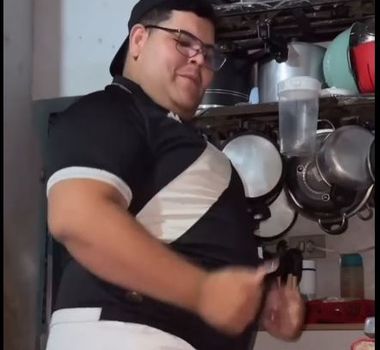 Imagem - Sósia do Cazé 'mantém' invencibilidade do Vasco e viraliza com dança; assista