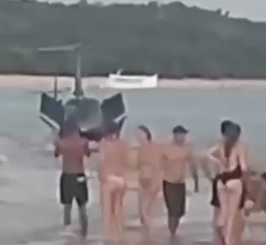 Imagem - Helicóptero pousa sobre rio Tapajós em Alter do Chão e revolta moradores e turistas; assista