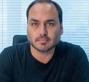 Imagem - Carlos Bolsonaro anuncia disputa ao Senado por Santa Catarina em 2026