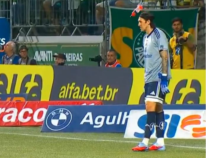 Imagem - Após Cássio ser atingido por garrafa, Palmeiras identifica autor e registra BO; assista