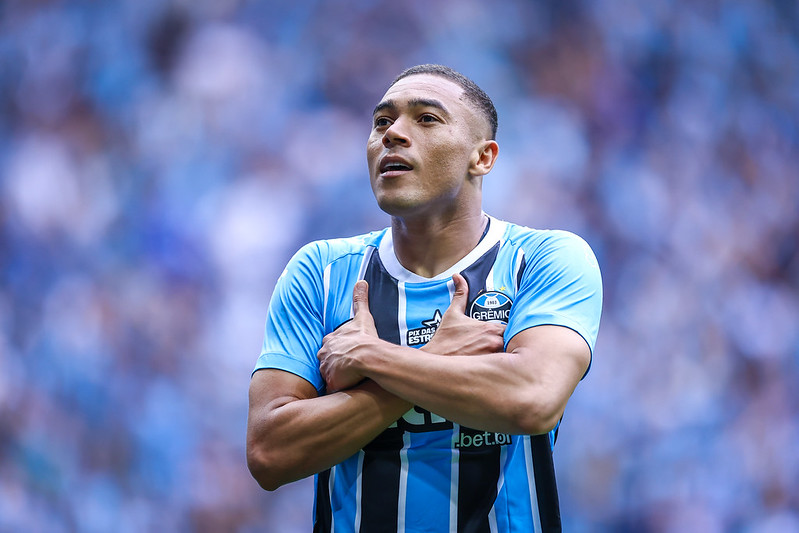 Carlos Vinicius marcou os três gols do Imortal -