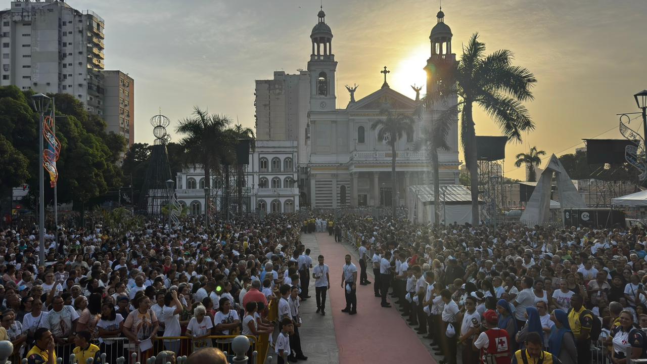 Imagem - Subida da Imagem original ao altar do Glória é marcada por emoção e fé; assista