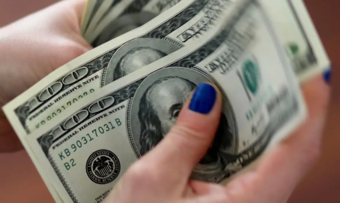 Imagem - Dólar recua e Bolsa se aproxima de recorde após encontro entre Lula e Trump