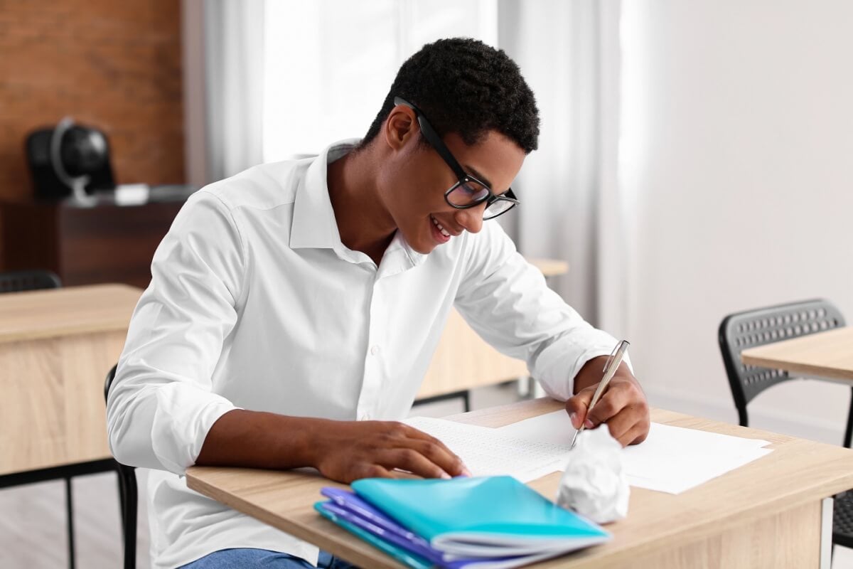 Definir o que priorizar nos estudos é essencial para ter um bom resultado, especialmente nas questões de exatas (Imagem: Pixel-Shot | Shutterstock)