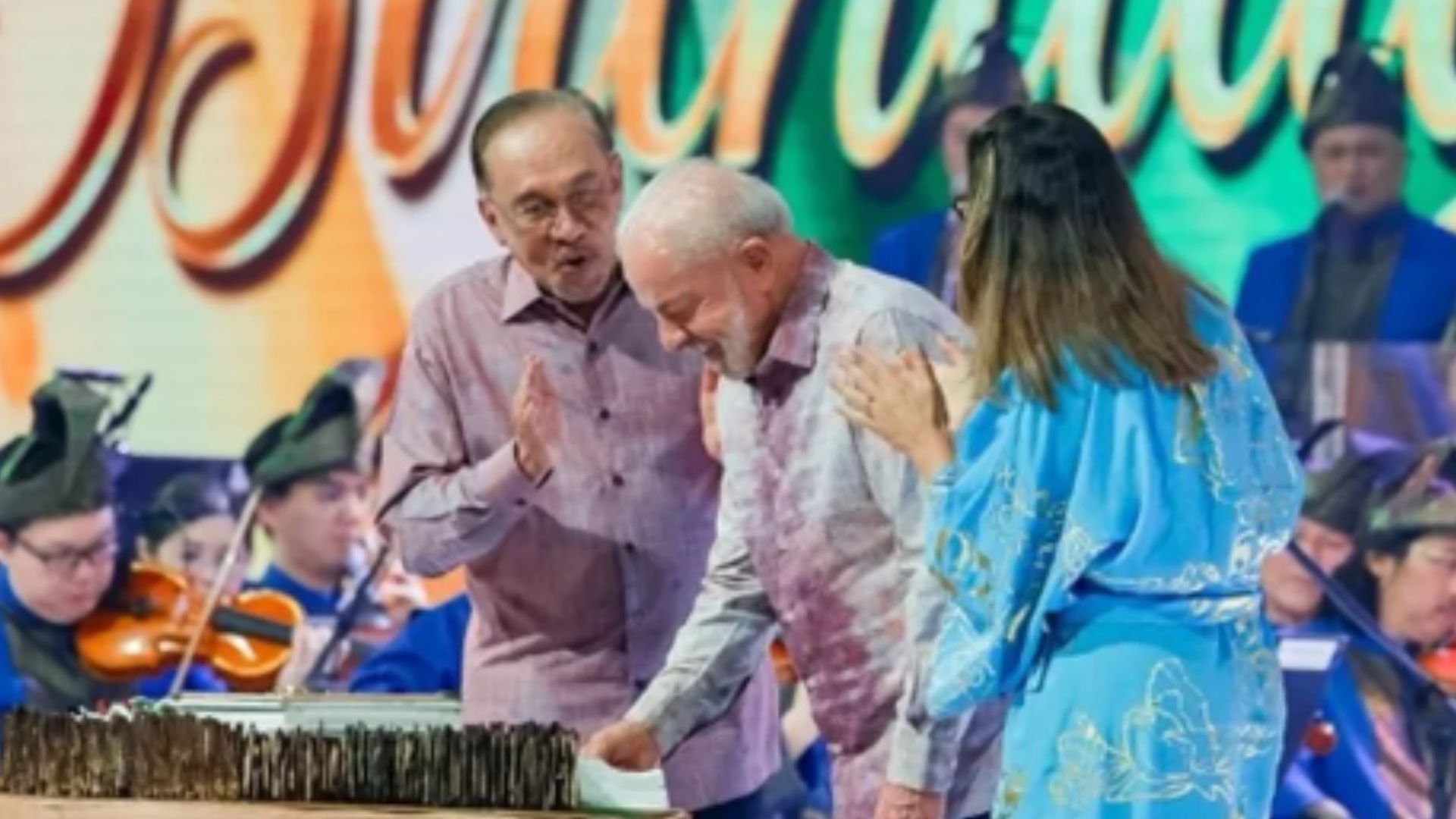 Lula foi homenageado com direito a bolo e parabéns pra você