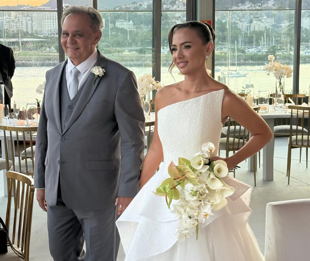 Marina Macedo, sempre belíssima, sendo conduzida pelo pai, Manoel Macedo
