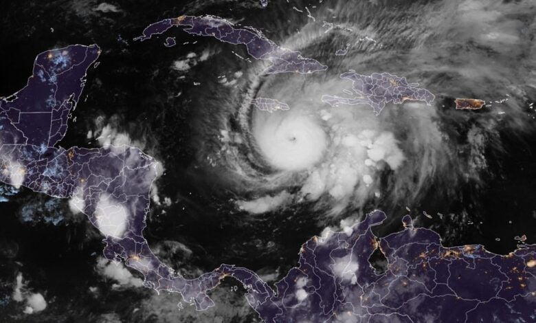 O furacão evoluiu para categoria 5 e avança pelo no mar, ameaçando atingir países próximos com ventos de até 260 km/h.