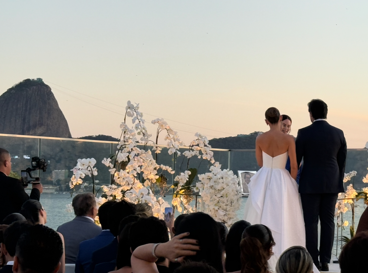 Pela terceira vez, o casal Marina e Watanabe Filho reafirmaram o seu compromisso com a felicidade a dois. Dessa vez, tendo como fundo o bondinho do Pão de Açúcar.