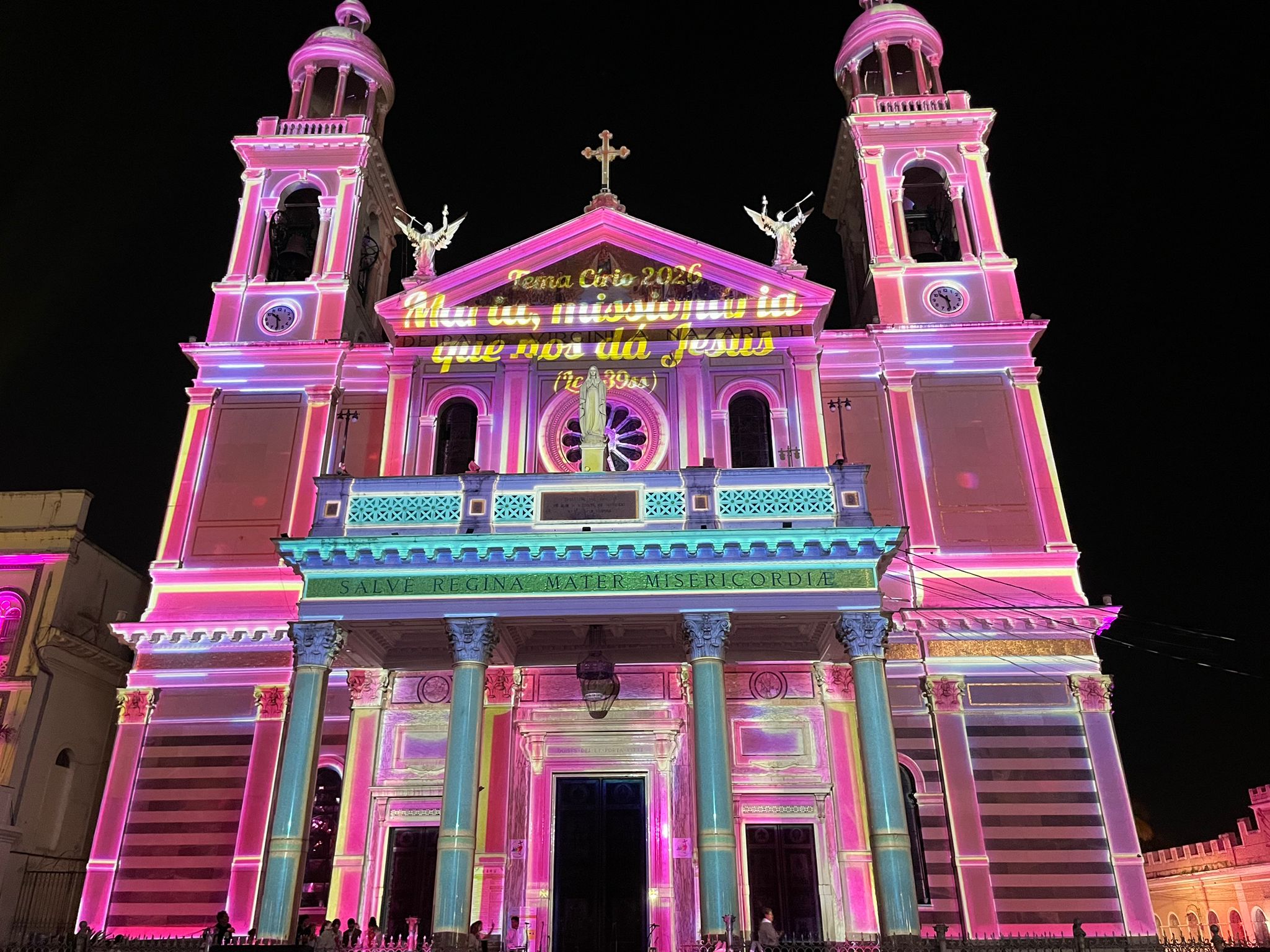 Tema do Círio 2026 é divulgado com espetáculo de cores e luzes na Basílica Santuário.