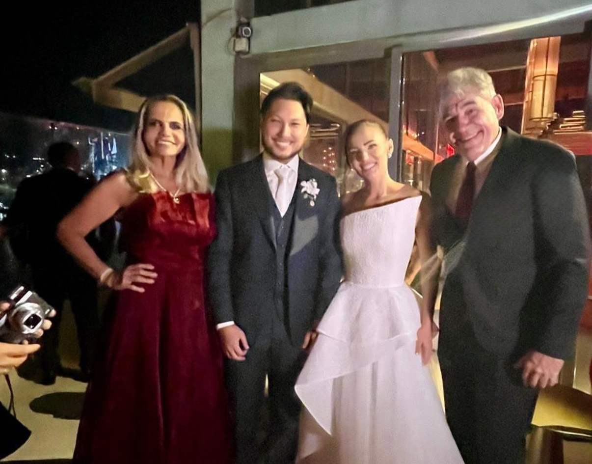 Tânia e Mauro Tavernard com os noivos, Marina e Watanabe Filho