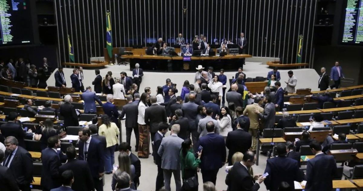 A Câmara dos Deputados se reúne nesta terça-feira (28) para votar 45 propostas.