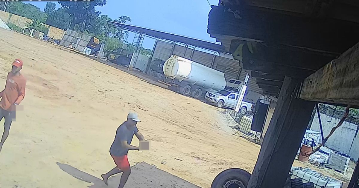 Cinco homens armados invadiram o estabelcimento, anunciando o assalto.