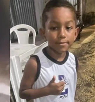 Imagem - Vídeo mostra momento em que homem encontra e abre mala com criança morta na Marambaia