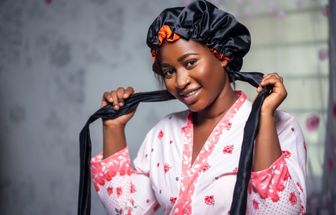 Touca de cetim: veja os benefícios do acessório para cabelo